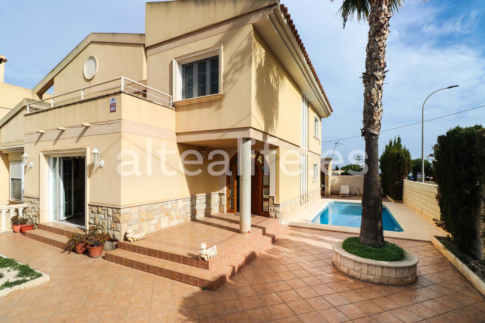 Vista exterior de Casa adosada en venda en L'Alfàs del Pi amb Aire condicionat, Calefacció i Jardí privat