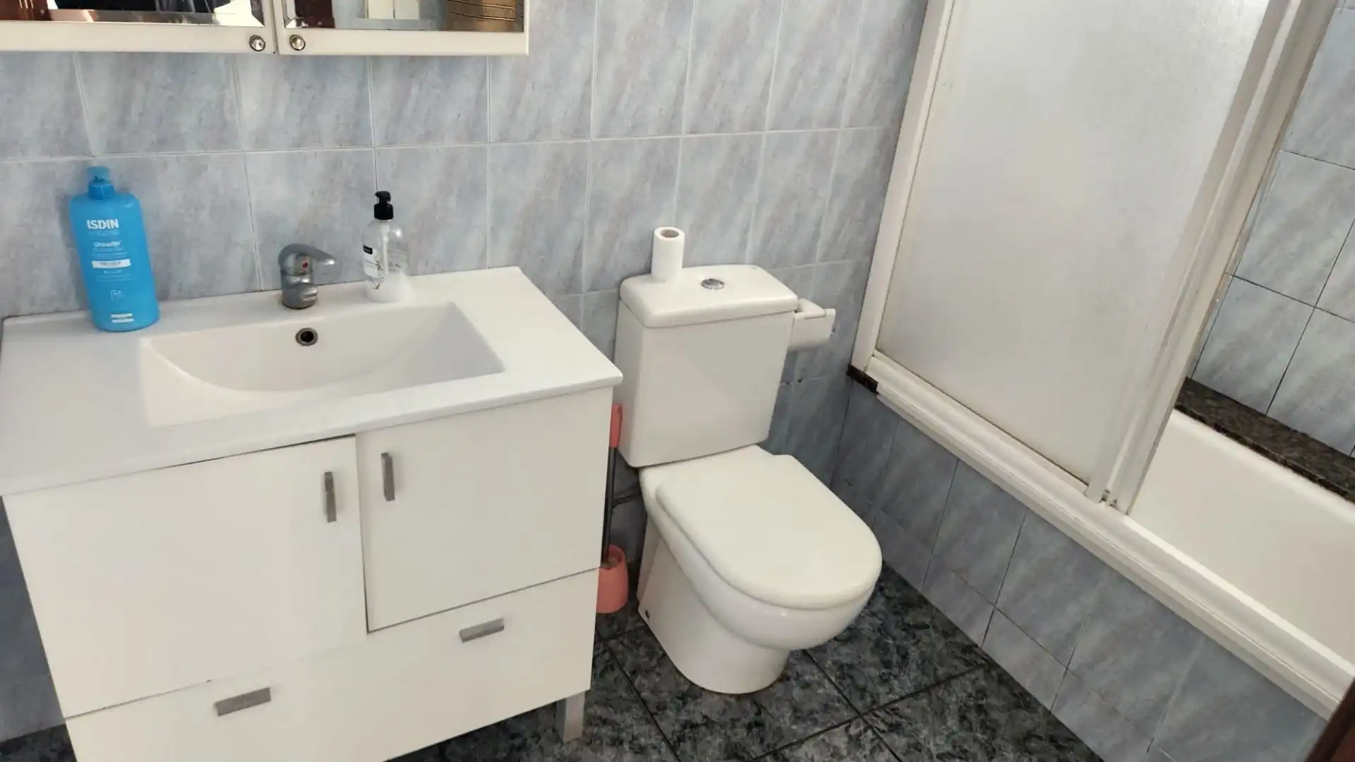 Baño de Piso de alquiler en Salt con Aire acondicionado, Calefacción y Trastero