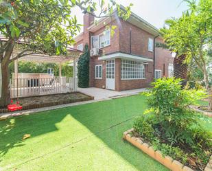 Jardí de Casa o xalet en venda en Sevilla la Nueva amb Aire condicionat, Calefacció i Jardí privat