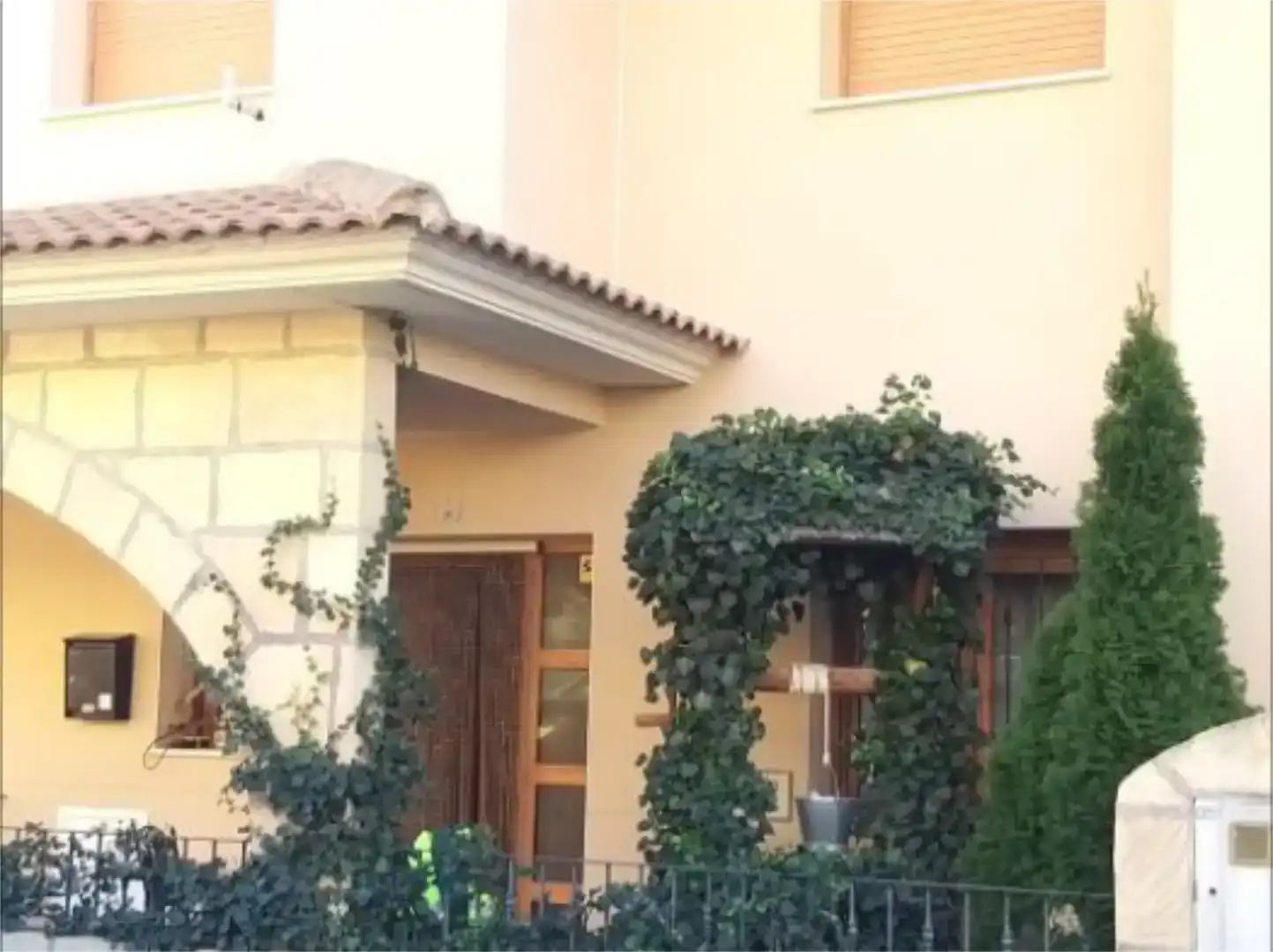 Vista exterior de Casa adosada en venda en Castellote amb Jardí privat, Traster i Piscina