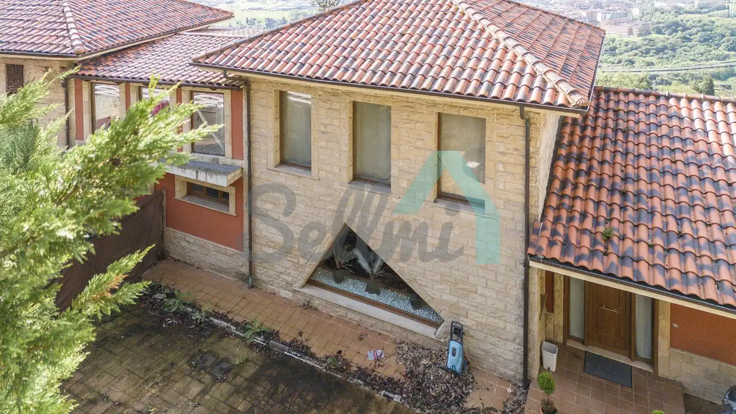 Vista exterior de Casa o chalet en venta en Oviedo  con Calefacción, Jardín privado y Parquet