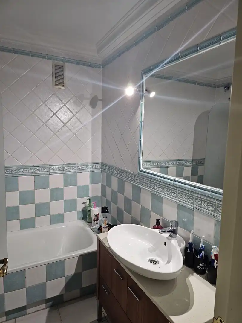 Bany de Apartament de lloguer en Guardamar del Segura amb Aire condicionat, Calefacció i Moblat