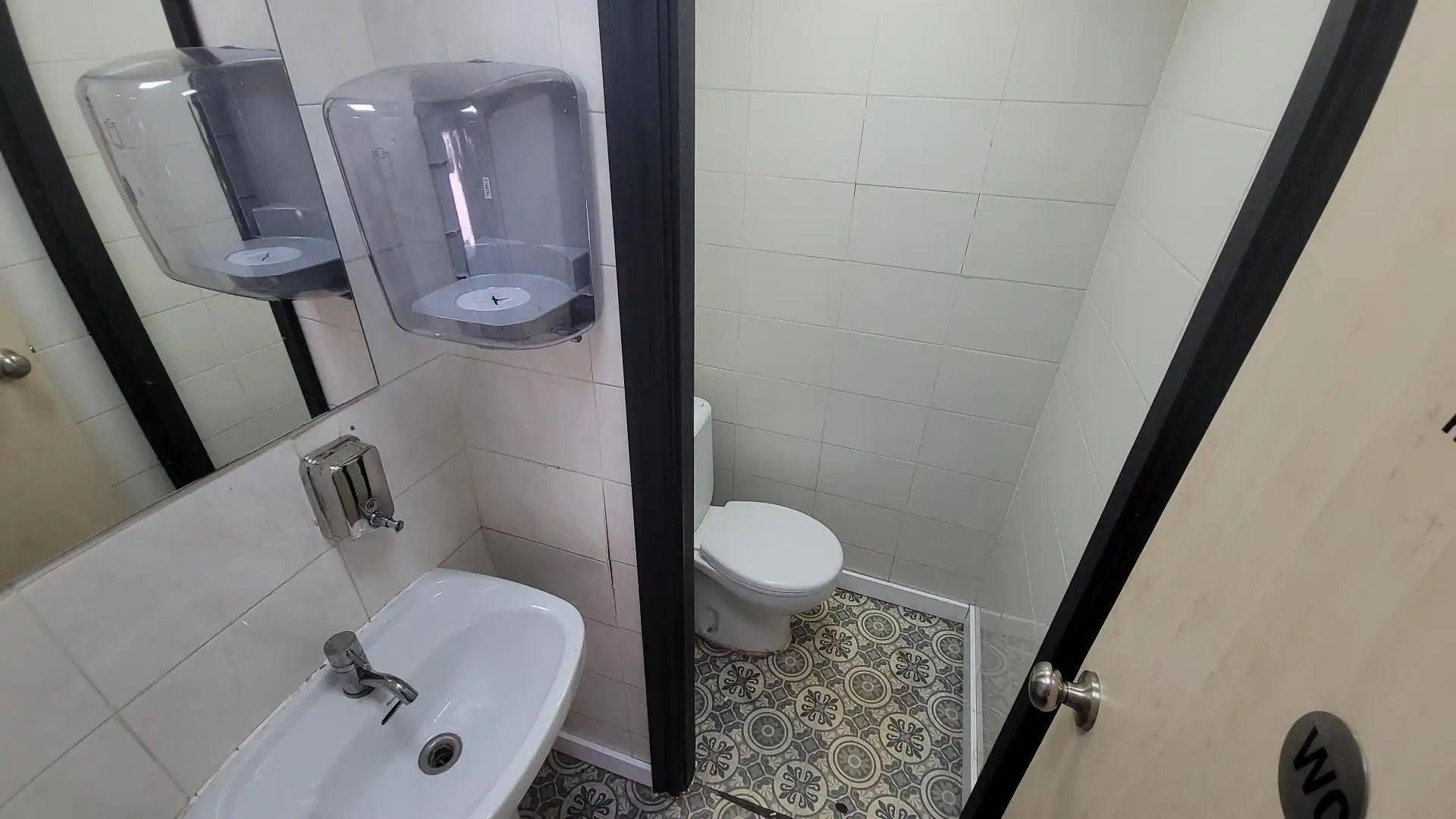 Baño de Local de alquiler en L'Hospitalet de Llobregat con Aire acondicionado