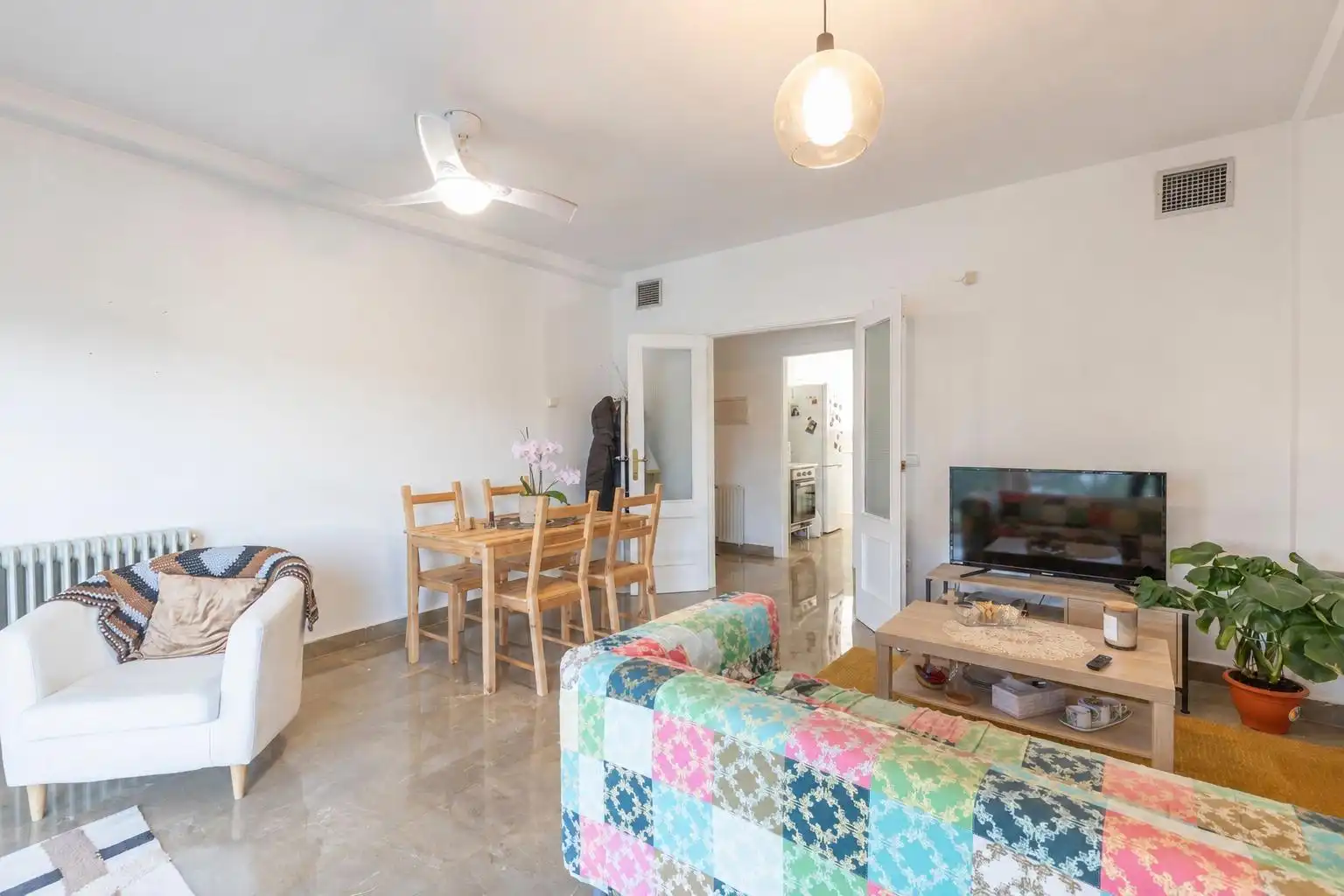 Living room of Flat for sale in Granada  with Balcony and Community pool
