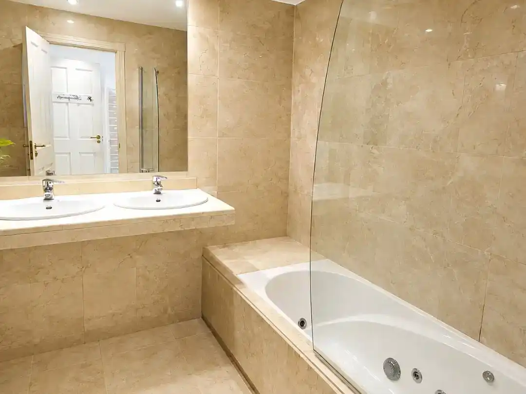 Baño de Piso en venta en Estepona con Aire acondicionado, Piscina y Balcón