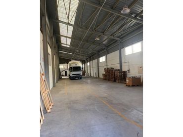 Industrial building to rent in Calle Argenters