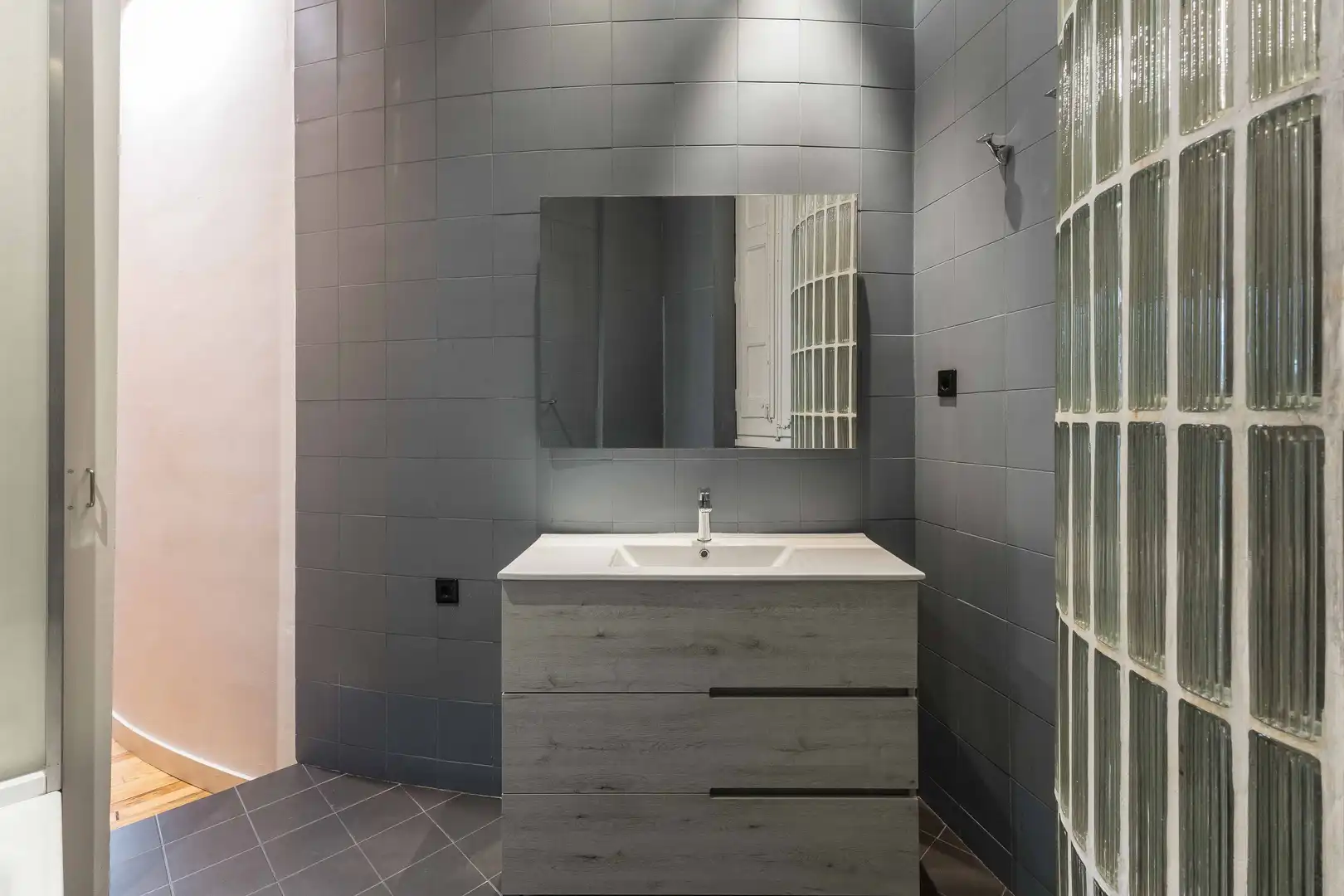 Badezimmer von Büro zum Verkauf in Barcelona mit Klimaanlage und Terrasse