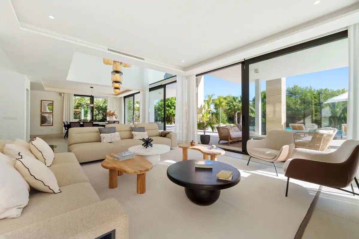 Sala d'estar de Casa o xalet en venda en Marbella amb Aire condicionat, Jardí privat i Terrassa