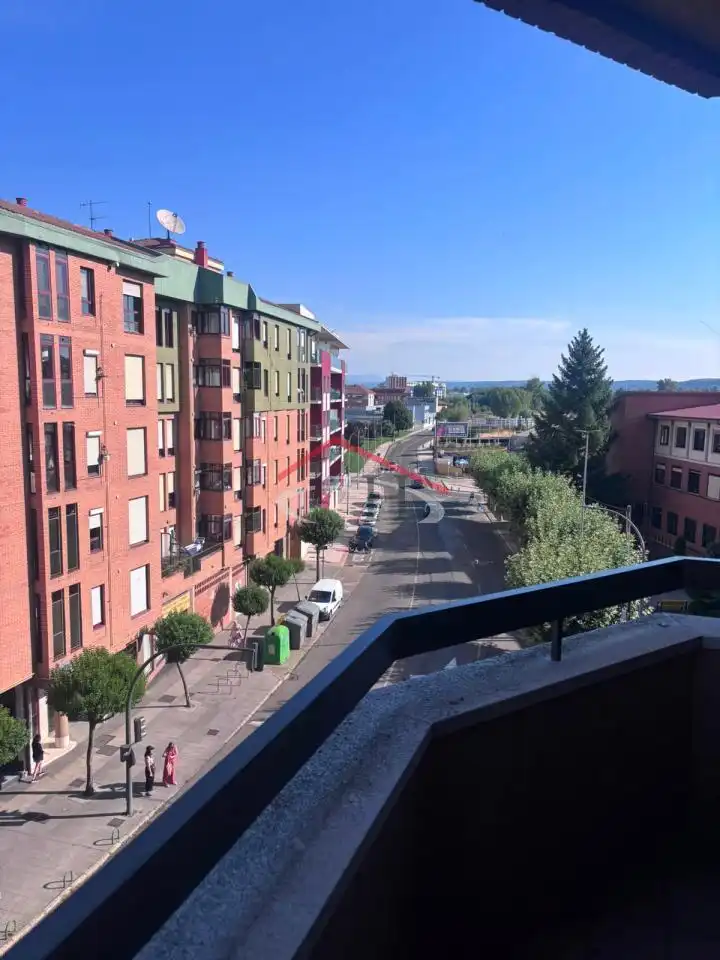 Vista exterior de Pis en venda en León Capital  amb Calefacció, Terrassa i Traster