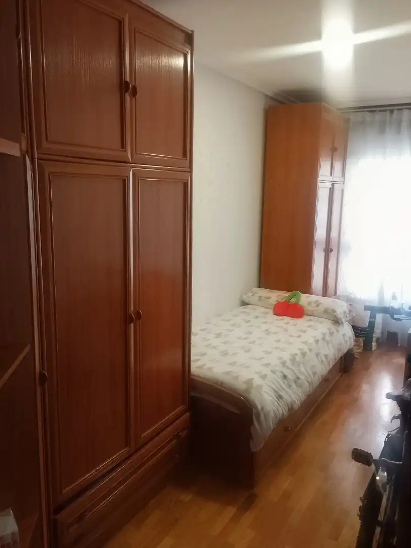 Schlafzimmer von Wohnung zur Miete in Oviedo  mit Heizung, Parkett und Abstellraum