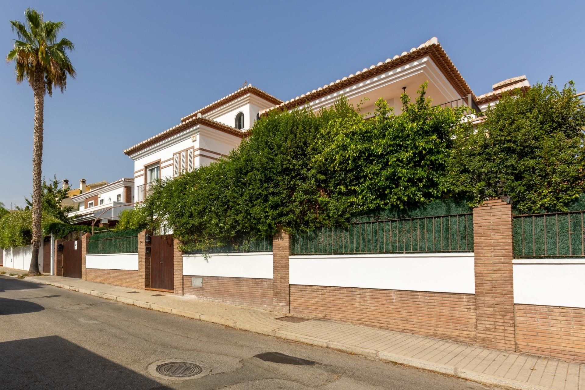 Vista exterior de Casa o xalet en venda en Motril amb Calefacció, Jardí privat i Terrassa