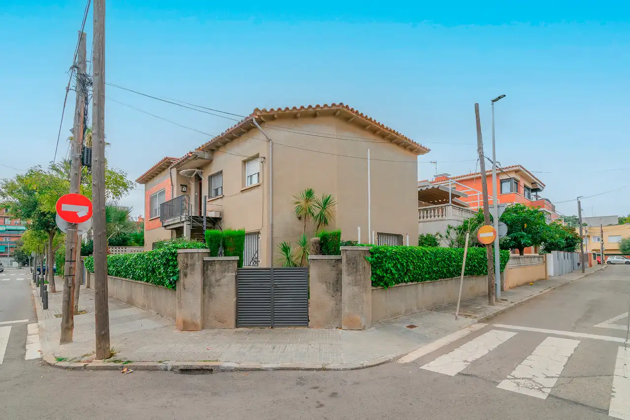 Vista exterior de Casa o xalet en venda en Gavà amb Aire condicionat, Calefacció i Terrassa