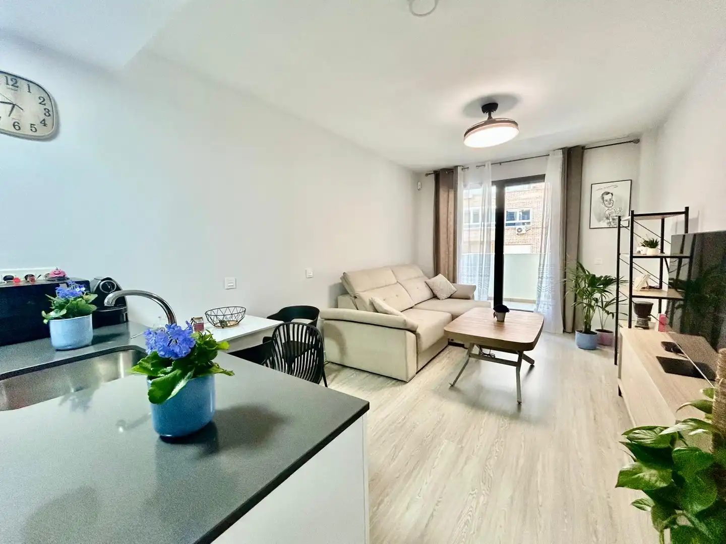 Sala de estar de Piso en venta en Almería con Aire acondicionado, Calefacción y Parquet
