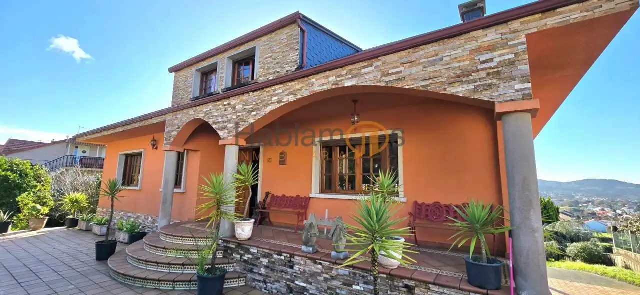 Vista exterior de Casa o xalet en venda en Vilagarcía de Arousa amb Calefacció, Jardí privat i Terrassa