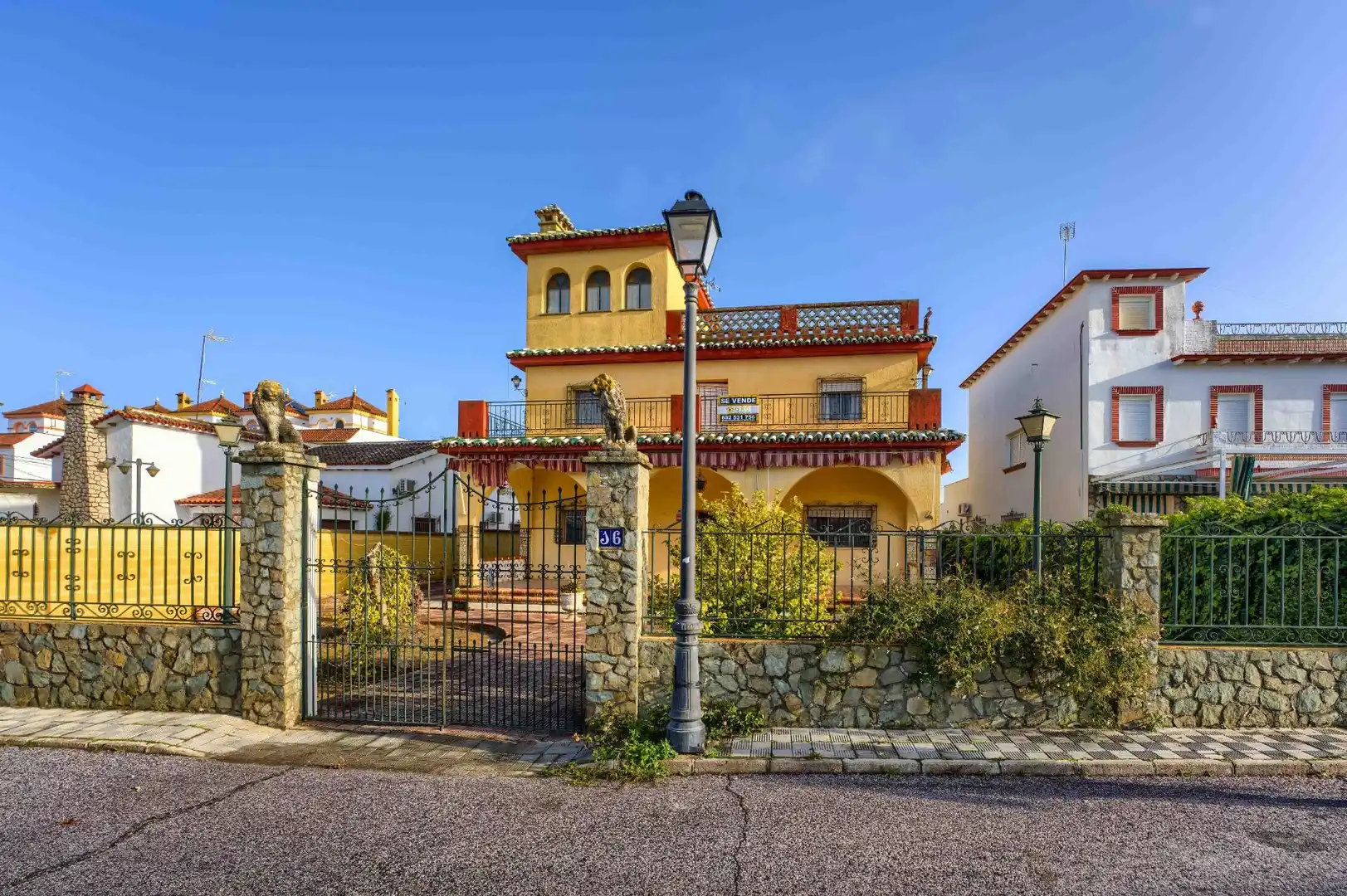 Exterior view of Houses for sale in Sanlúcar la Mayor  with Air Conditioner, Private garden and Terrace