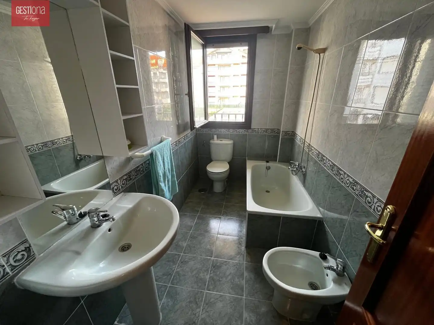 Baño de Apartamento en venta en Noja con Calefacción, Terraza y Amueblado