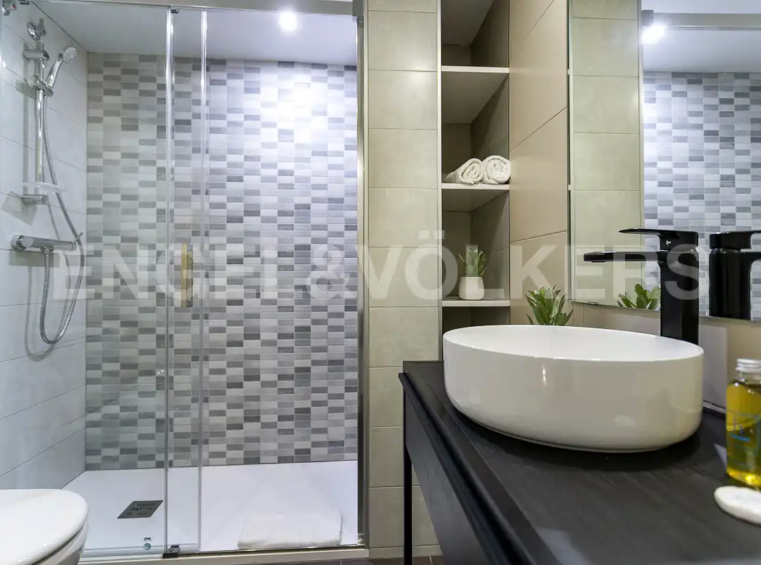 Badezimmer von Wohnung zur Miete in L'Hospitalet de Llobregat mit Klimaanlage, Heizung und Parkett