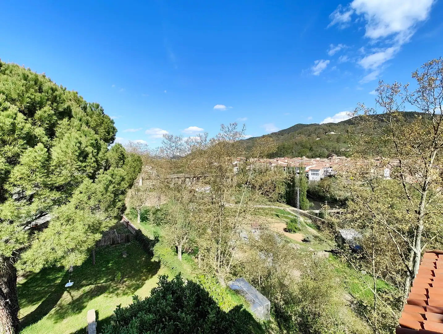Vista exterior de Casa o xalet en venda en Sant Joan de les Abadesses amb Calefacció, Jardí privat i Terrassa