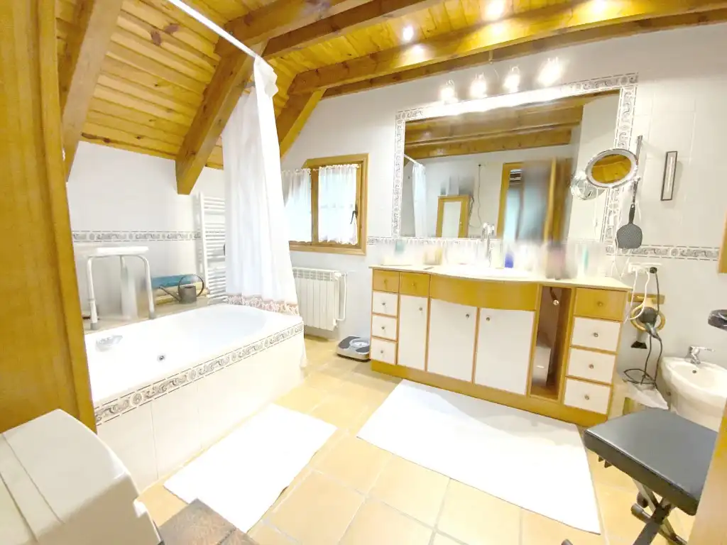 Bany de Casa o xalet en venda en Sahún amb Jardí privat