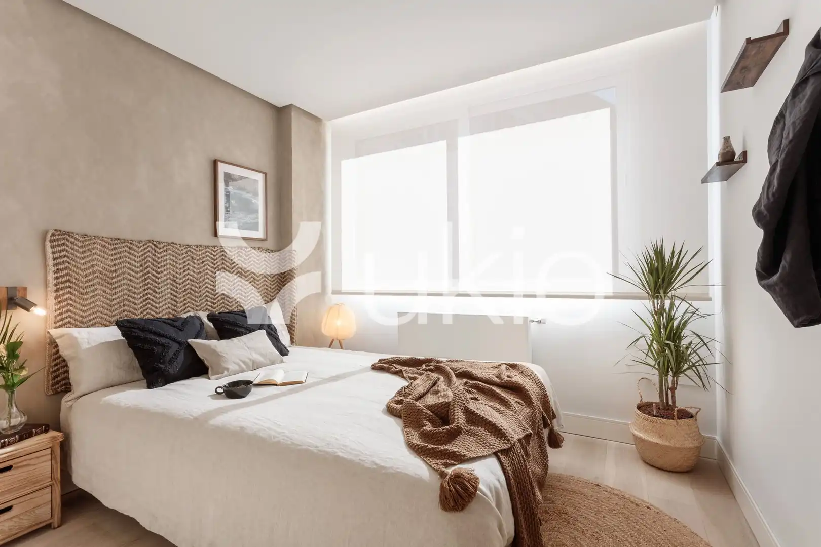 Dormitori de Apartament de lloguer en Madrid amb Aire condicionat, Calefacció i Moblat