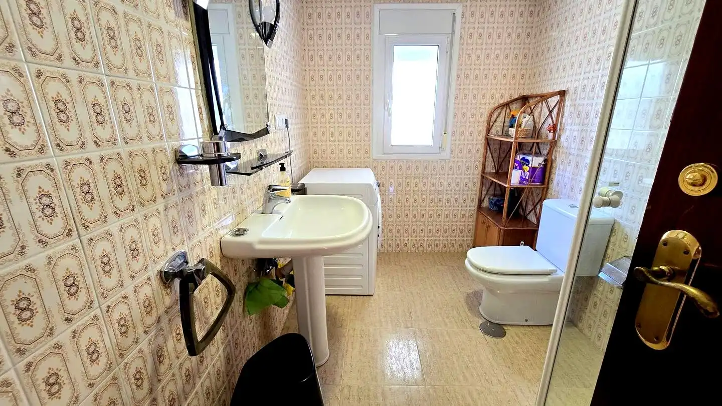 Badezimmer von Wohnungen zum Verkauf in Gandia mit Klimaanlage, Terrasse und Möbliert