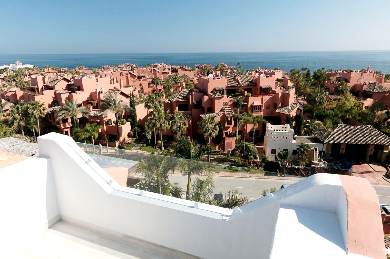 Vista exterior de Àtic en venda en Estepona amb Terrassa, Traster i Moblat