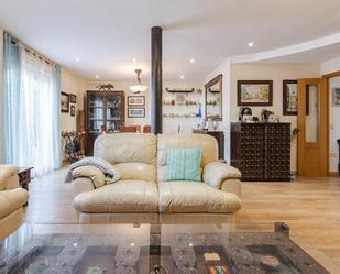 Sala d'estar de Casa adosada en venda en Los Santos de la Humosa amb Terrassa
