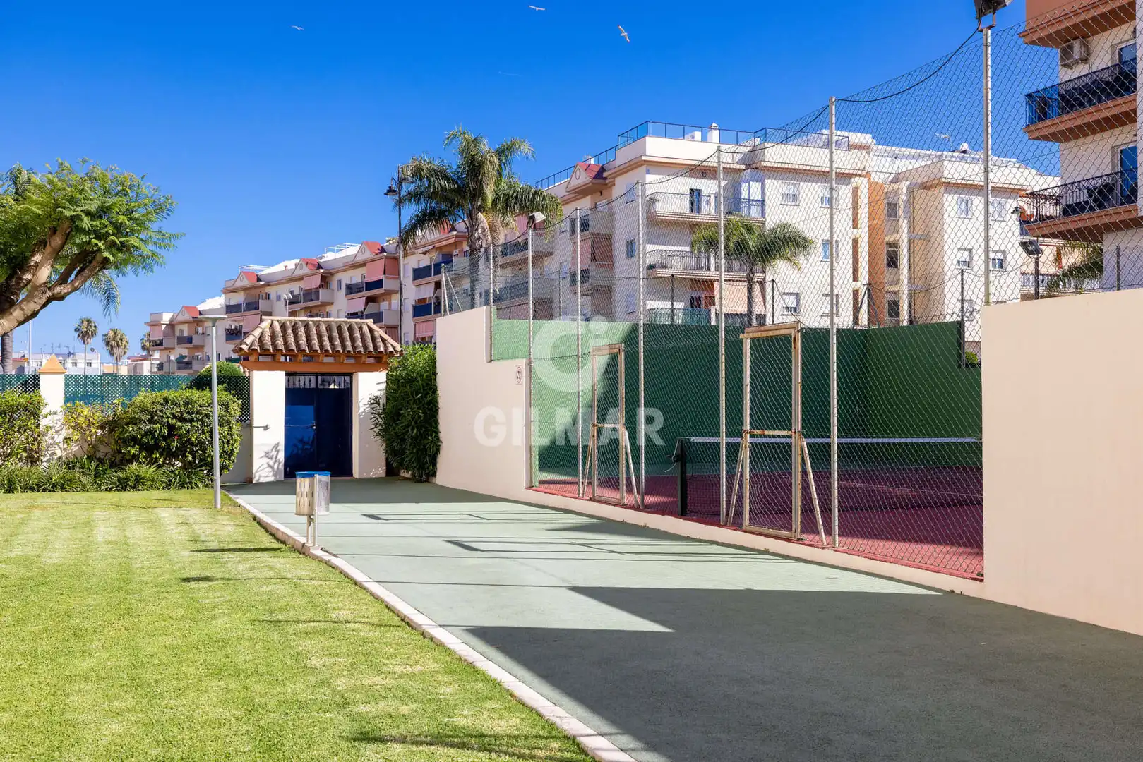 Vista exterior de Dúplex en venda en Estepona amb Calefacció, Traster i Piscina