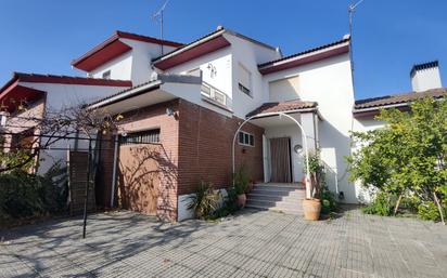 Vista exterior de Casa o xalet en venda en Sevilla la Nueva amb Calefacció, Jardí privat i Terrassa