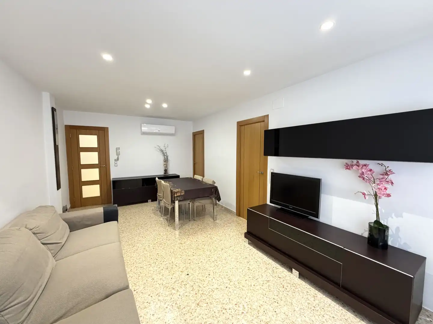 Wohnzimmer von Wohnung zum Verkauf in Rafelbuñol / Rafelbunyol mit Klimaanlage, Terrasse und Balkon