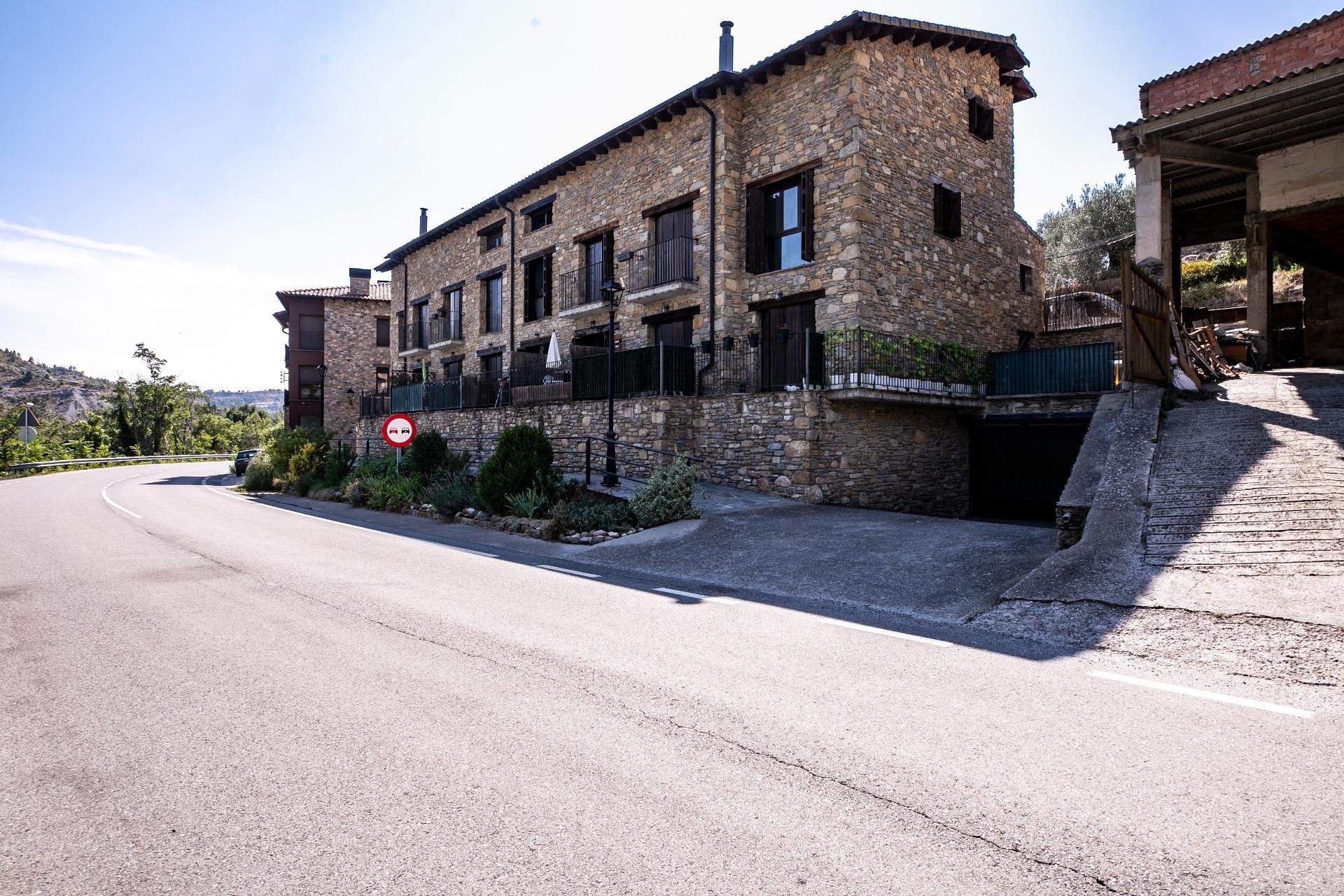 Vista exterior de Pis en venda en Isábena amb Terrassa i Balcó