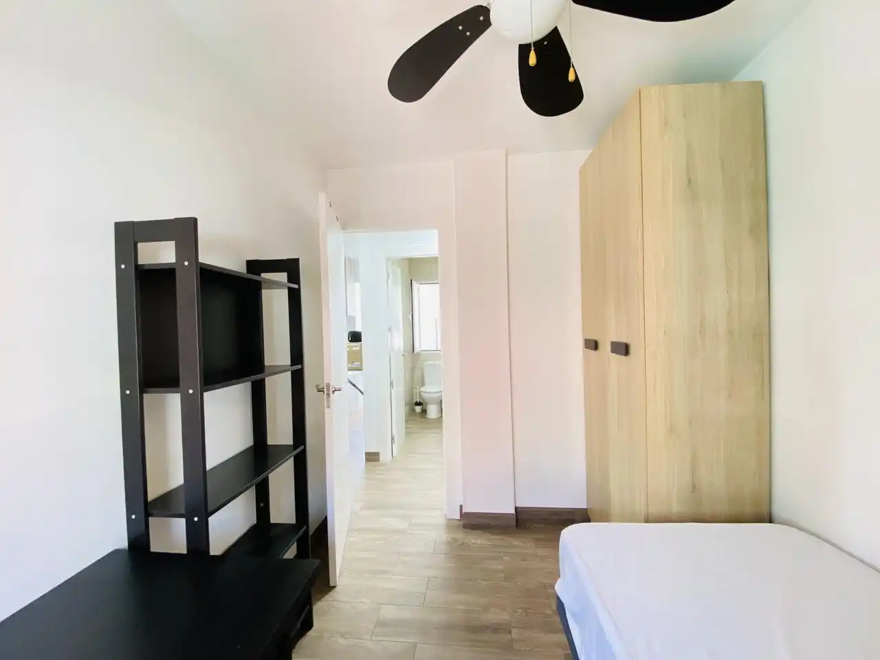 Bedroom of Flat for rent in Granada  with Air Conditioner, Furnished and Balcony