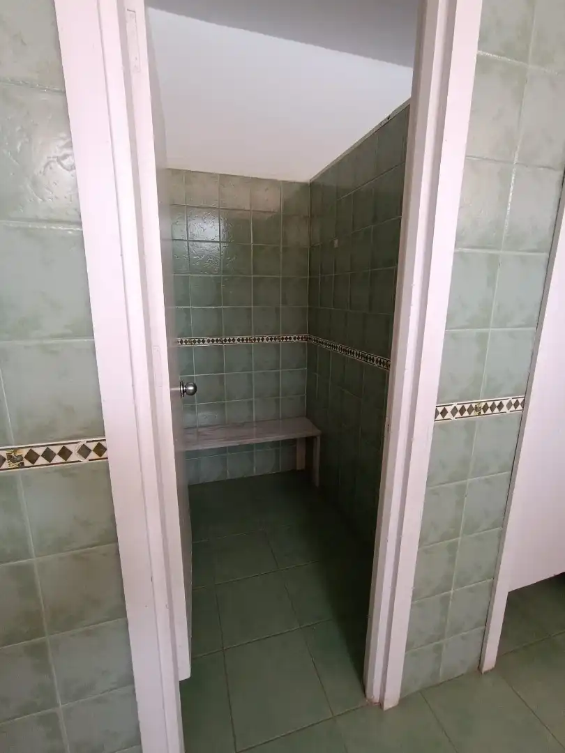 Bany de Pis en venda en Sevilla amb Aire condicionat, Jardí privat i Terrassa