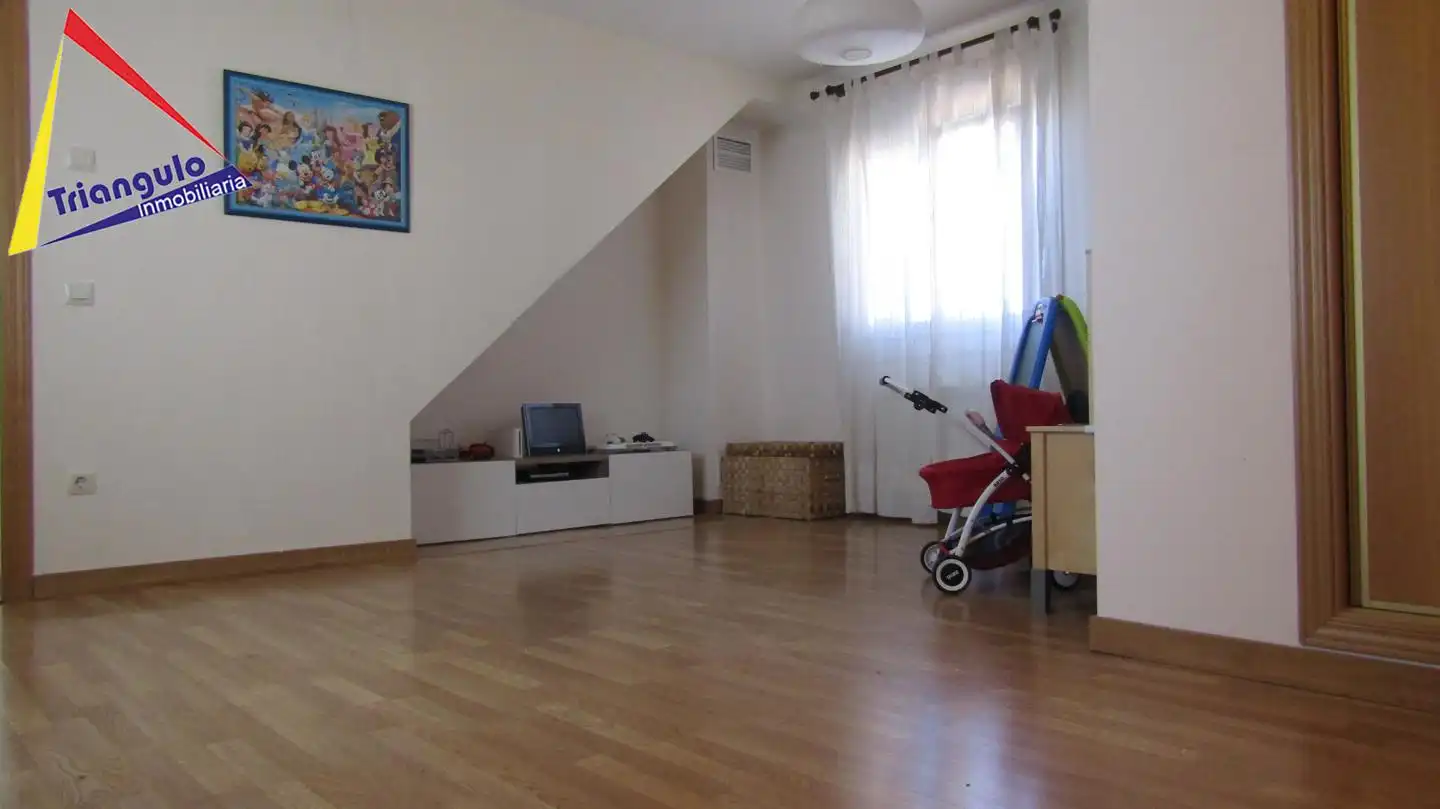 Sala d'estar de Casa adosada en venda en Encinillas amb Calefacció, Jardí privat i Terrassa