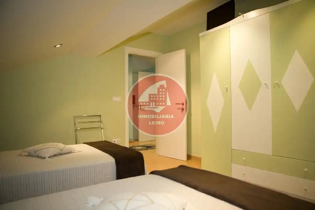 Dormitori de Casa o xalet en venda en Pontevedra Capital  amb Jardí privat, Terrassa i Moblat