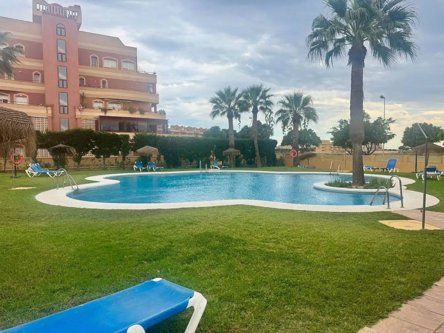 Schwimmbecken von Wohnung zum Verkauf in Roquetas de Mar mit Klimaanlage, Terrasse und Schwimmbad