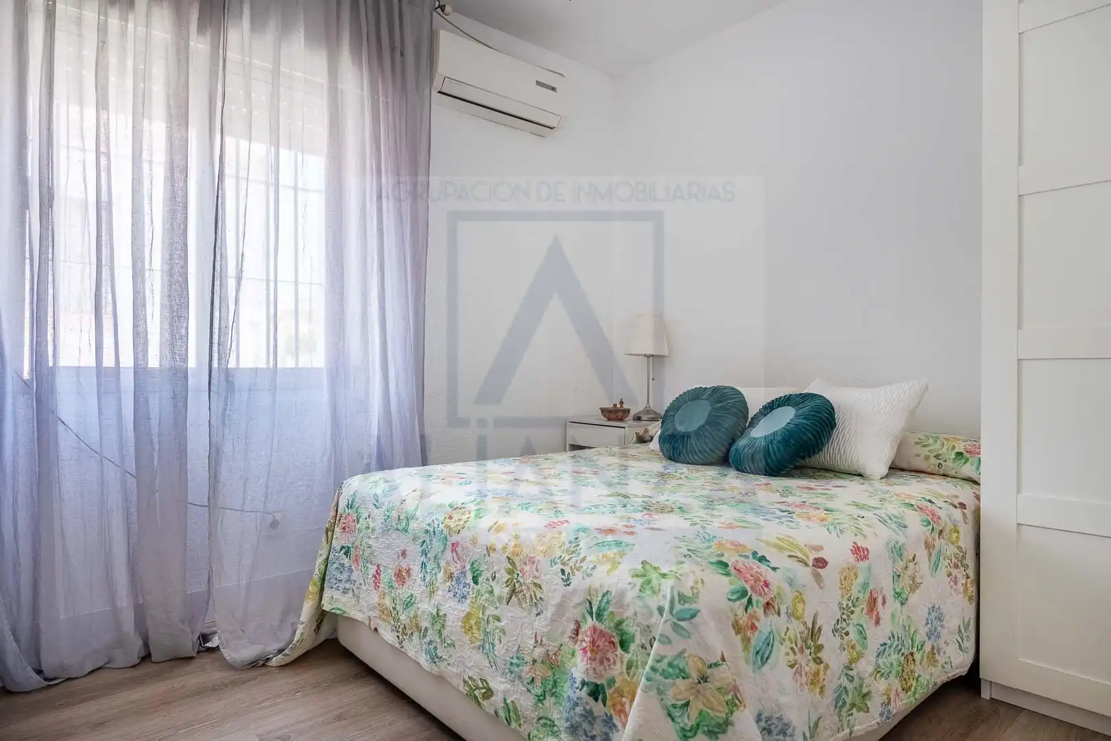 Schlafzimmer von Einfamilien-Reihenhaus zum Verkauf in Mairena del Aljarafe mit Klimaanlage und Privatgarten