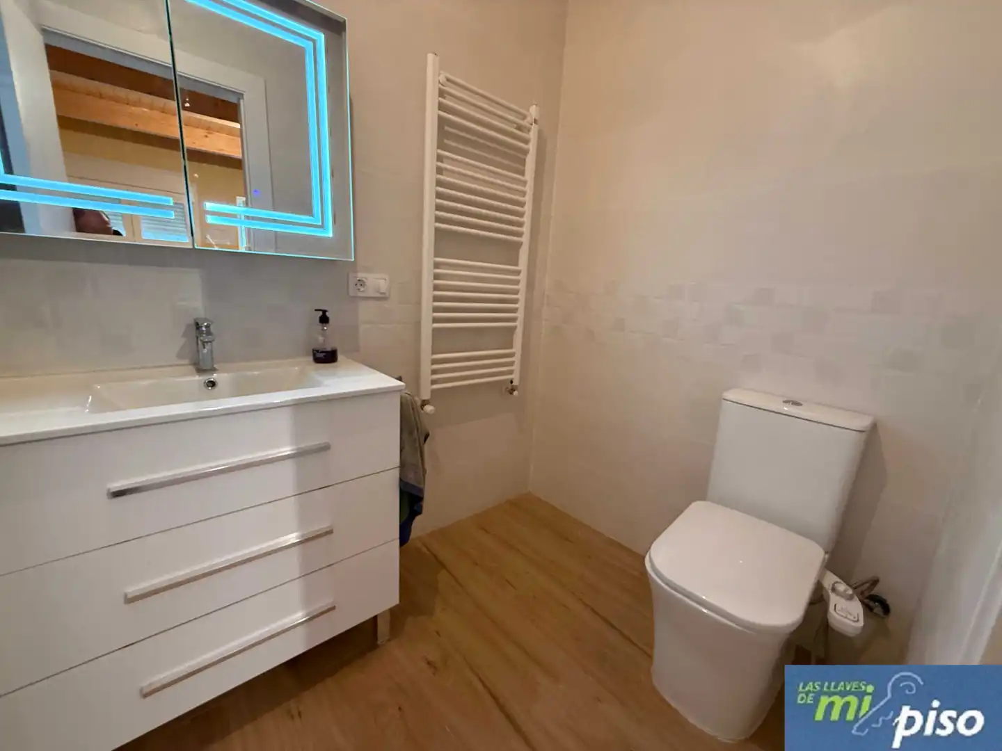 Bathroom of Flat for sale in Valladolid  with Heating, Parquet flooring and Terrace