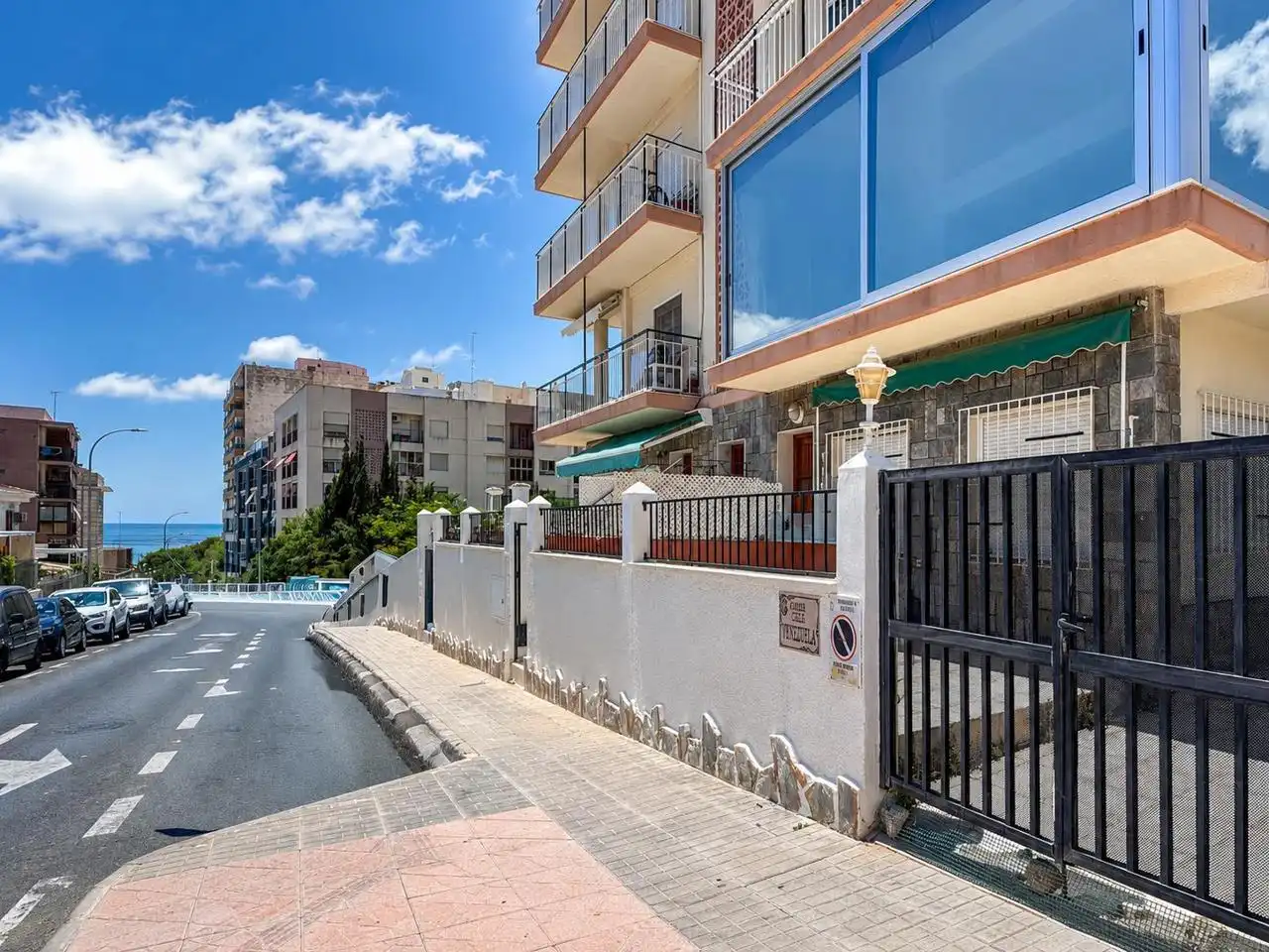 Außenansicht von Erdgeschoss zum Verkauf in Santa Pola mit Terrasse
