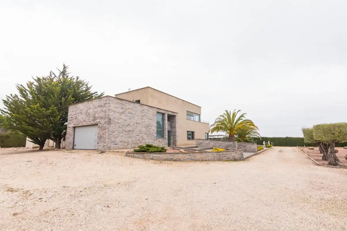 Vista exterior de Casa o xalet en venda en Yecla amb Aire condicionat, Calefacció i Jardí privat