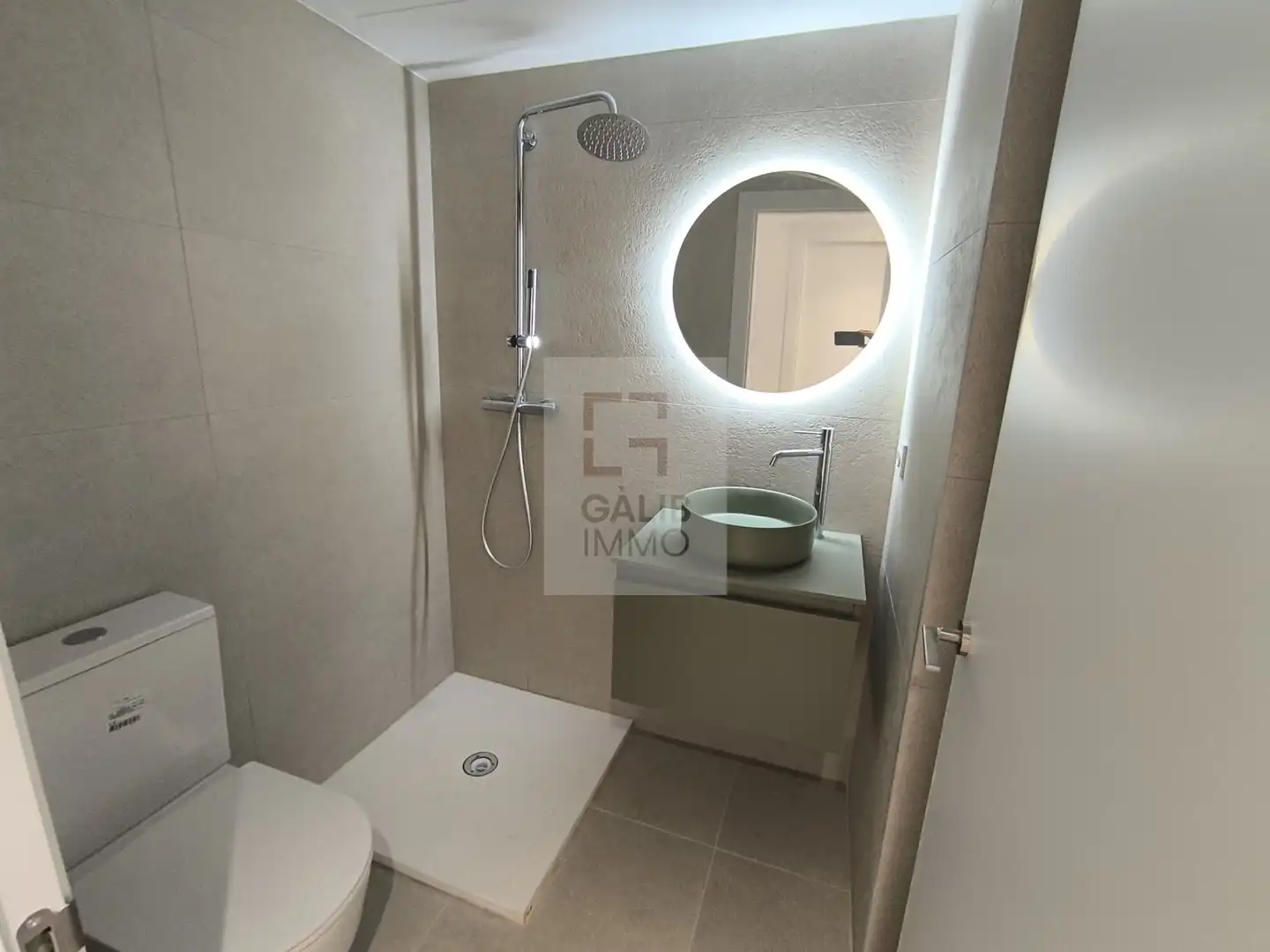 Bathroom of Flat for sale in Figueres  with Air Conditioner, Storage room and Swimming Pool
