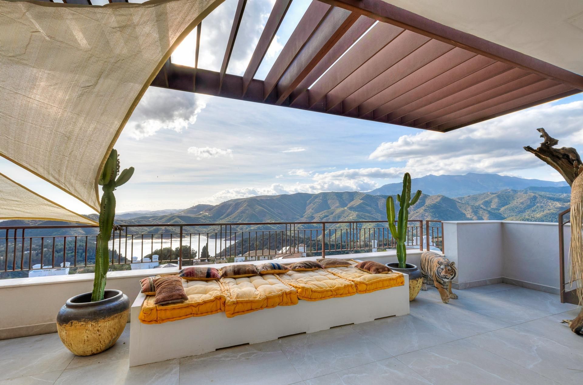 Terrace of Attic for sale in Istán  with Air Conditioner, Heating and Private garden