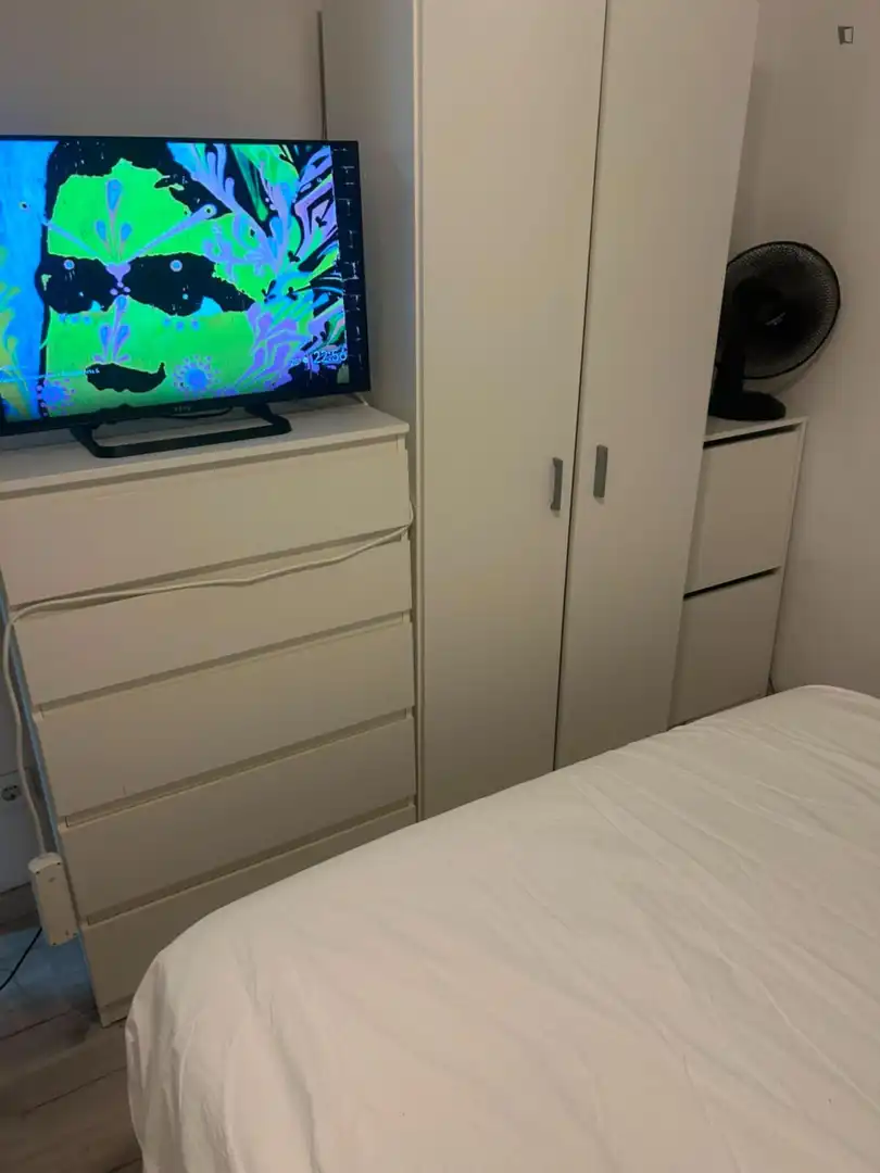 Dormitori de Apartament per a compartir en Santa Coloma de Gramenet amb Moblat, Forn i Rentadora