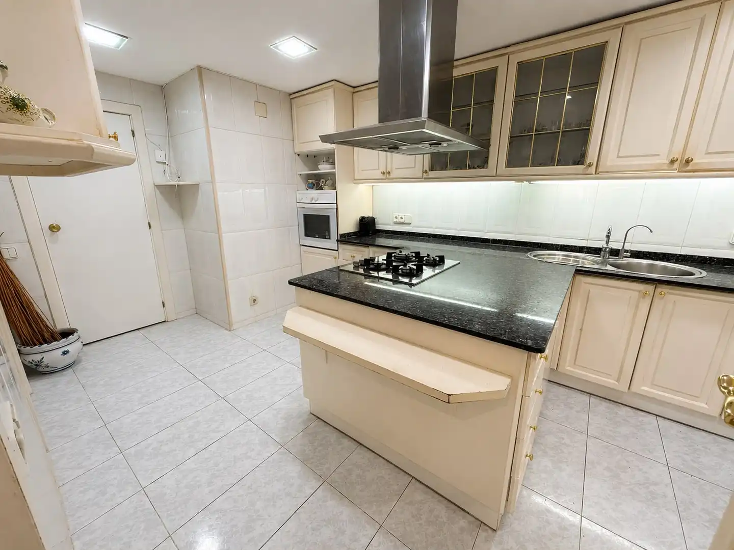 Kitchen of Flat for sale in Barcelona  with Parquet flooring, Furnished and Oven