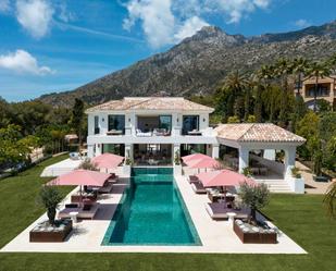 Vista exterior de Casa o xalet en venda en Marbella amb Aire condicionat, Jardí privat i Terrassa