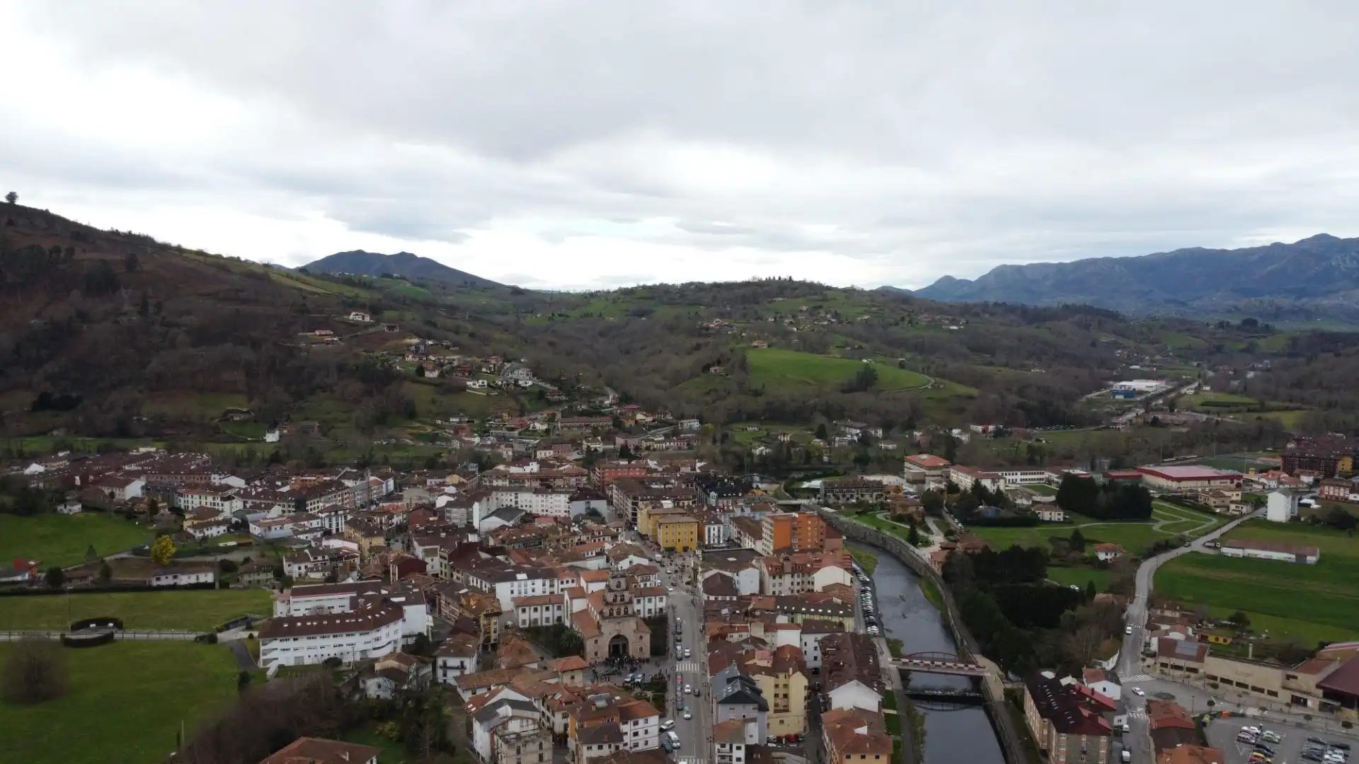 Außenansicht von Einfamilien-Reihenhaus zum Verkauf in Cangas de Onís mit Heizung und Abstellraum