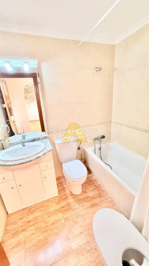 Badezimmer von Wohnungen zum Verkauf in La Manga del Mar Menor mit Klimaanlage, Heizung und Terrasse