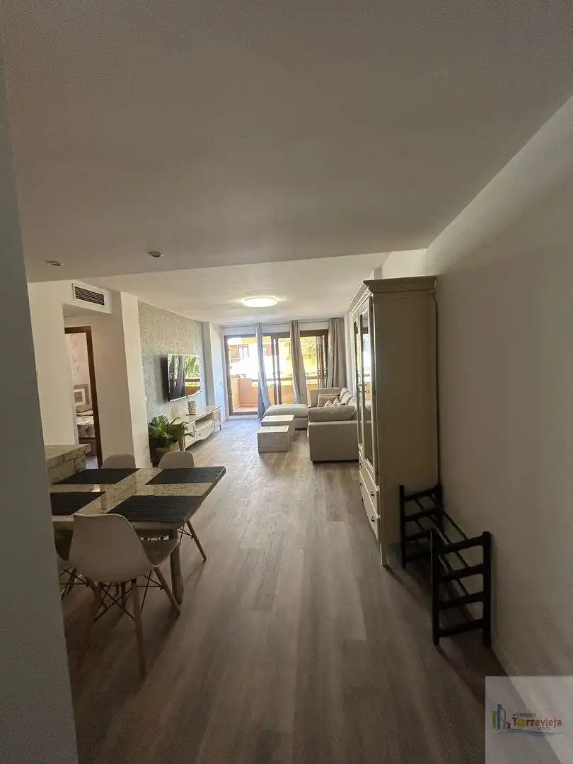 Sala d'estar de Apartament de lloguer en Torrevieja amb Aire condicionat, Calefacció i Terrassa