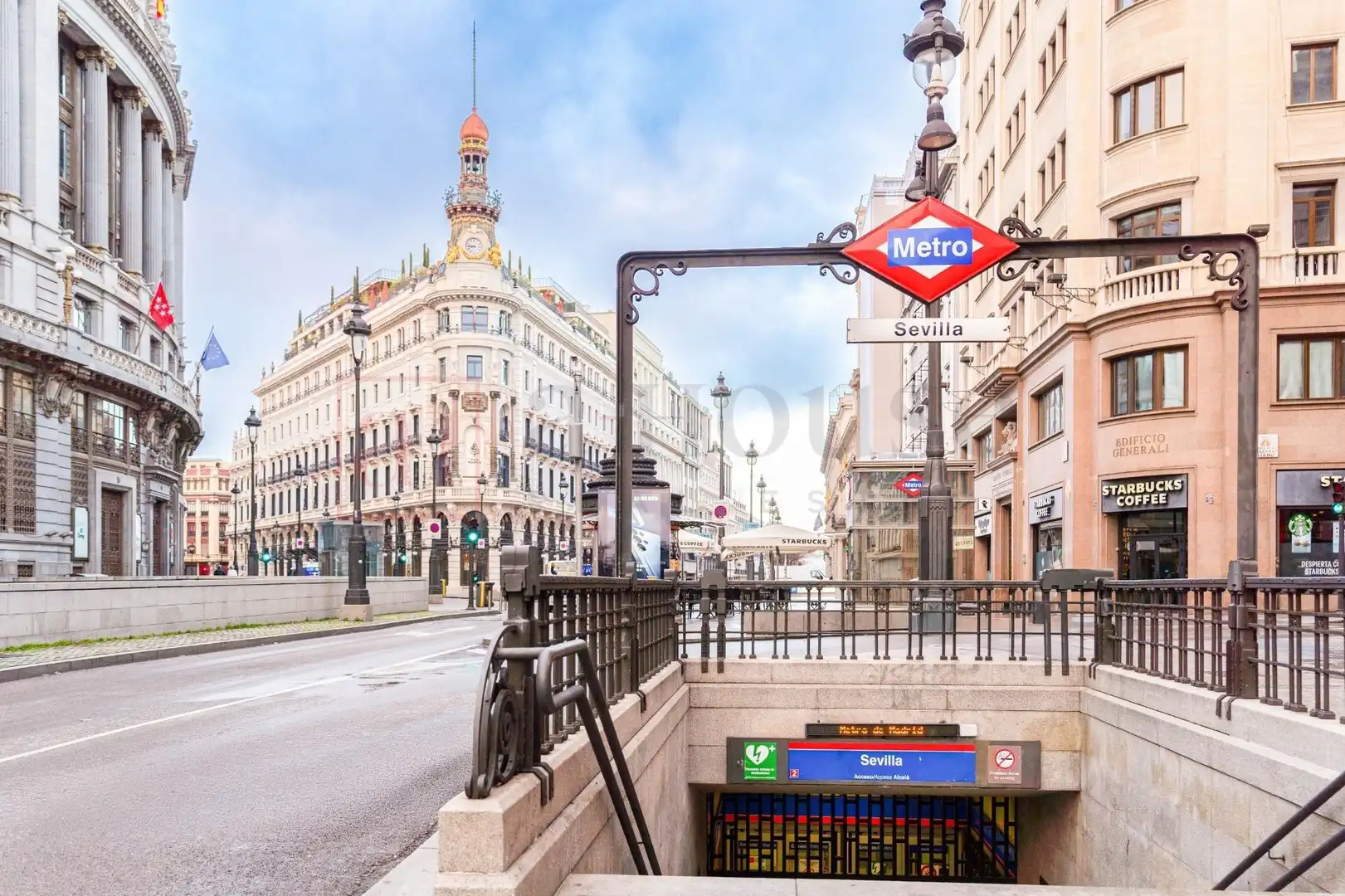 Vista exterior de Planta baja en venta en Madrid con Calefacción y Amueblado