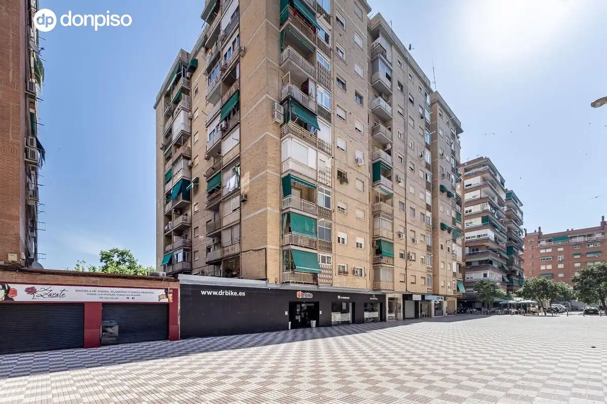 Vista exterior de Piso en venta en Granada con Terraza
